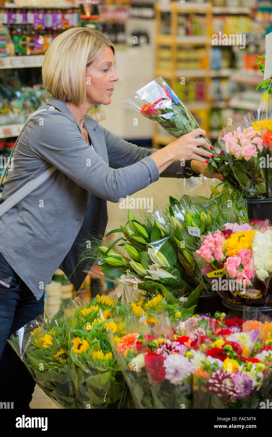 Woman buying bouquets bouquet hires stock photography and images Alamy