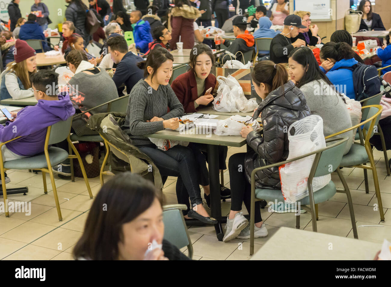 Crowded shopping mall usa hires stock photography and images Alamy