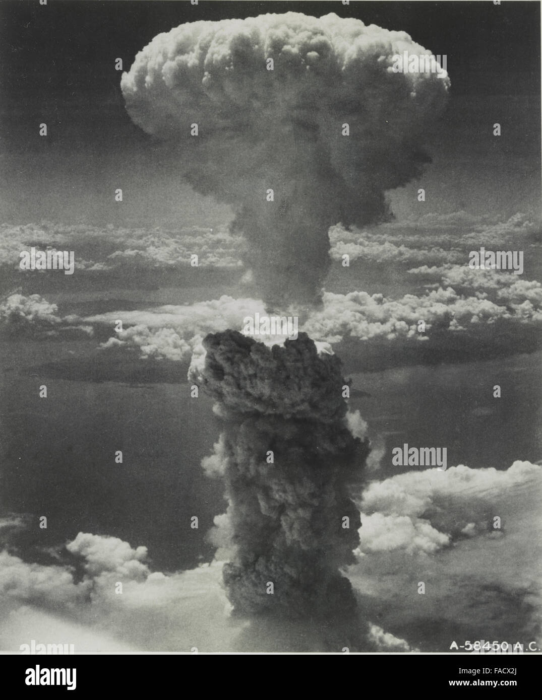 Nagasaki, Japan under atomic bomb attack  August 9, 1945. Atomic bomb mushroom cloud over Nagasaki. Credit: Library of Congress/United States. Army Air Forces. Stock Photo
