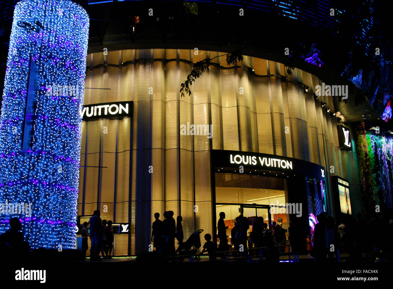 World's 2nd Largest Louis Vuitton store in Singapore • Sneak Peek #lv 