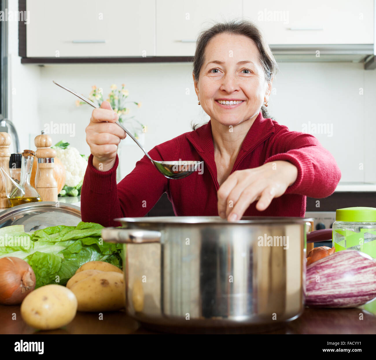 Питание после 45. Питание после 40 лет для женщин. Женщина 50 лет на кухне. Женщина в возрасте на кухне. Питание после 50 лет для женщин.