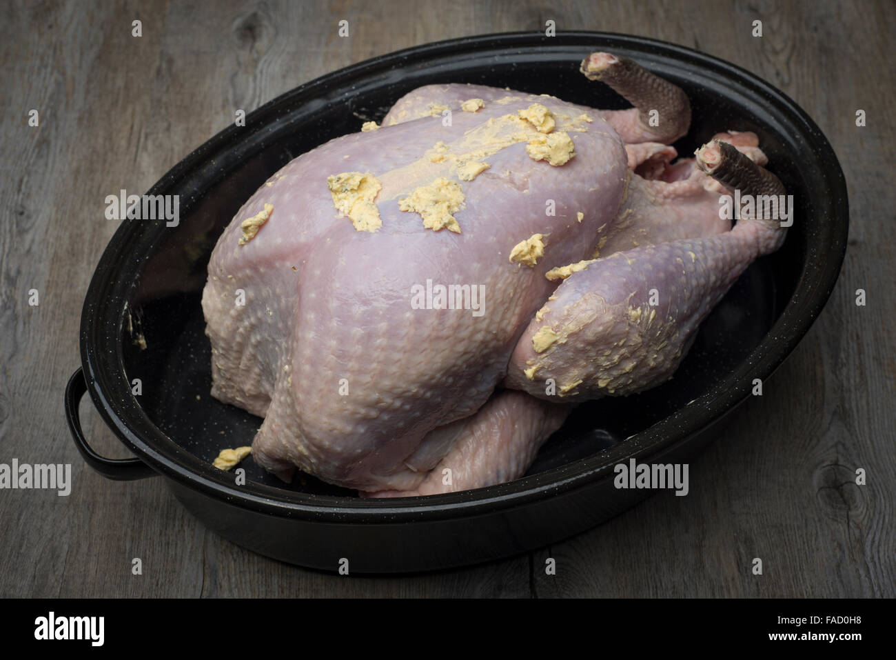 uncooked turkey in a roasting pan ready to go in the oven Stock Photo Alamy