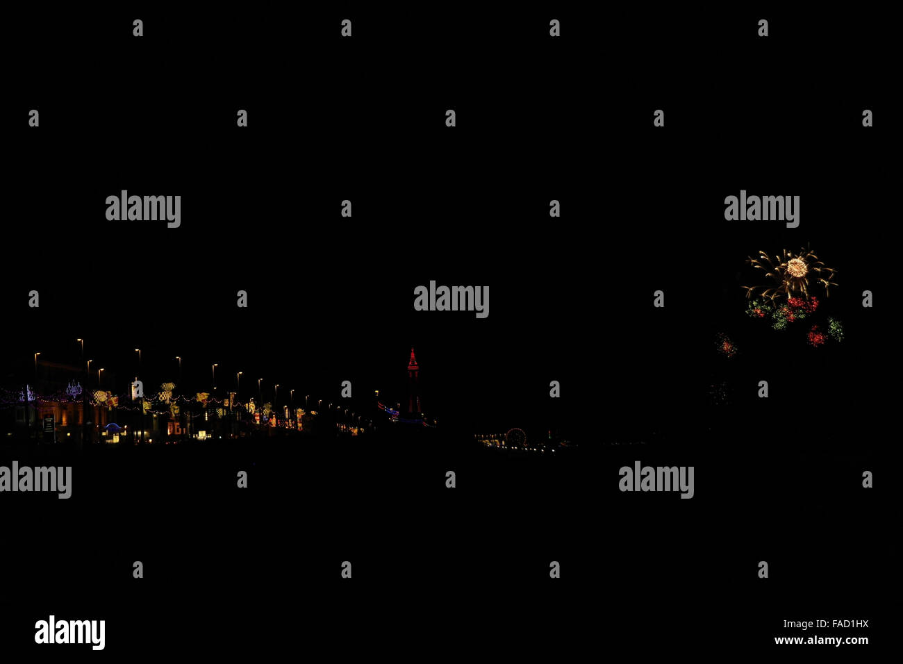 1 illuminated skyscreamer ride standing rising south pier right background  hi-res stock photography and images - Alamy, image size:1300x956