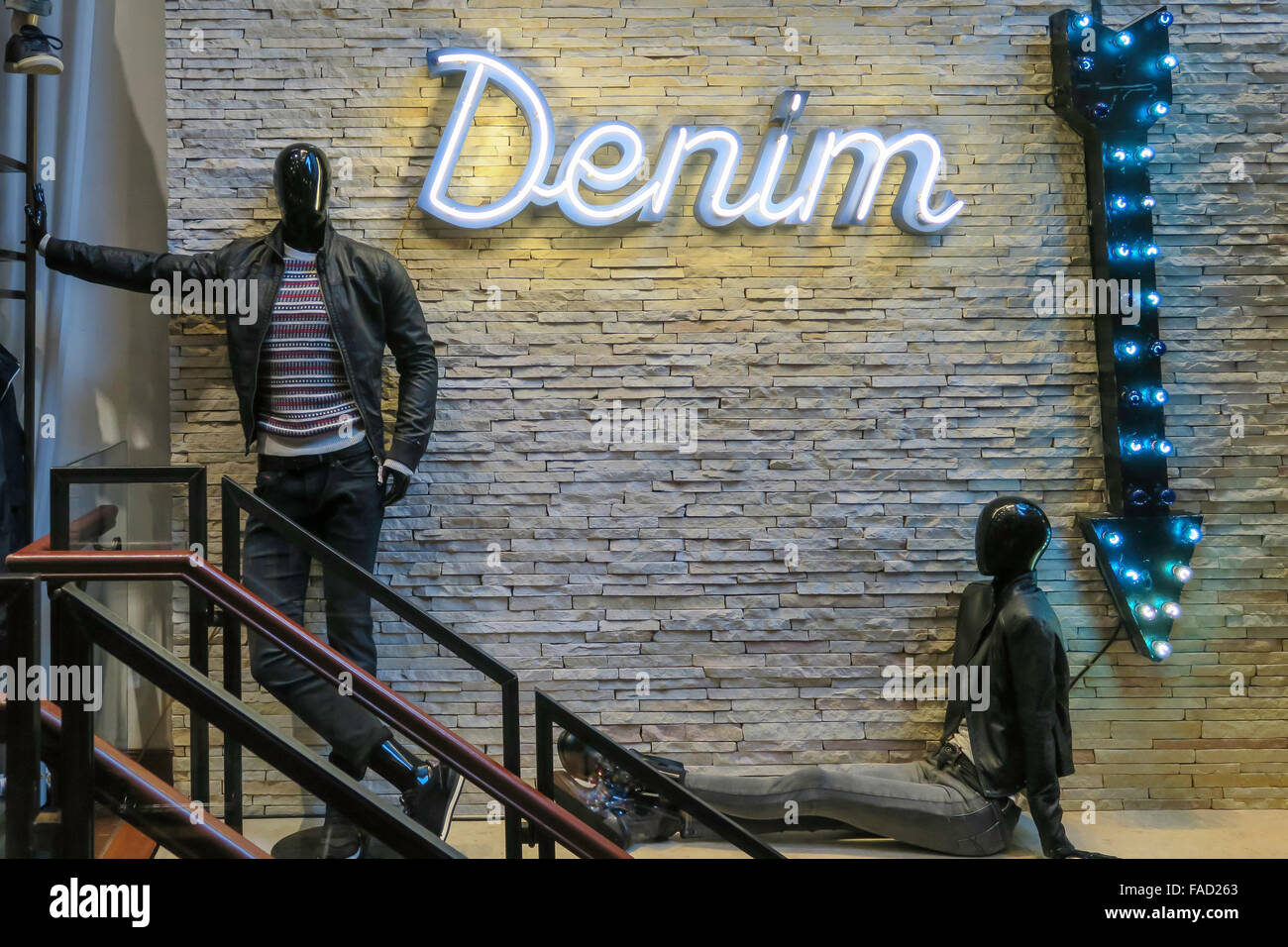 Tommy Hilfiger store on Fifth Avenue, New York City, USA Stock Photo - Alamy