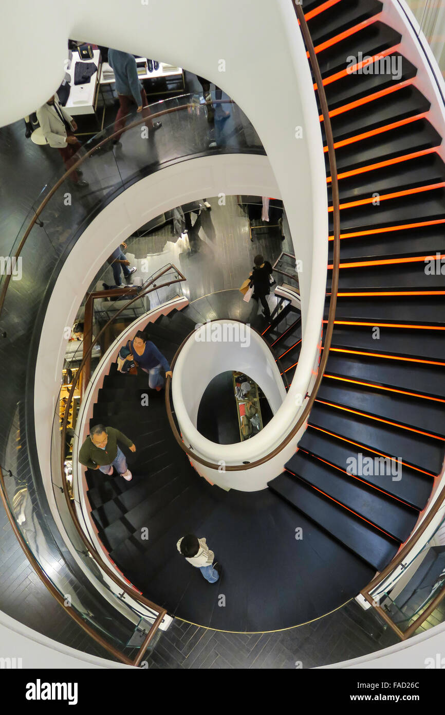 mineral her Ulempe Tommy Hilfiger Flagship Store Interior on Fifth Avenue, NYC Stock Photo -  Alamy