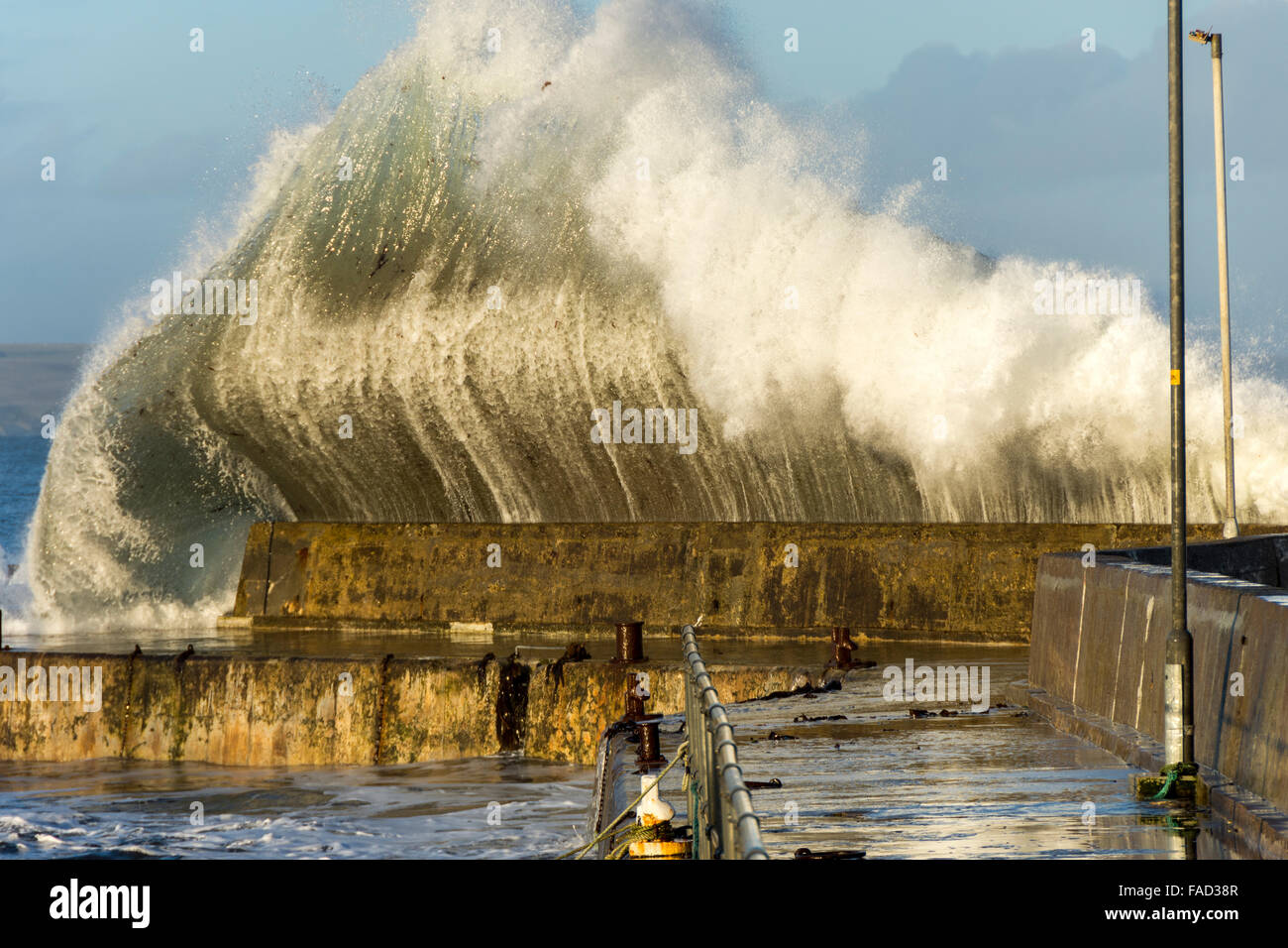 John o'Groats Harbour, Caithness, Scotland UK. 27th December 2015.  Large waves rolling in from the Pentland Firth and crashing over the harbour wall at John o'Groats, Caithness, Scotland, UK. Stock Photo