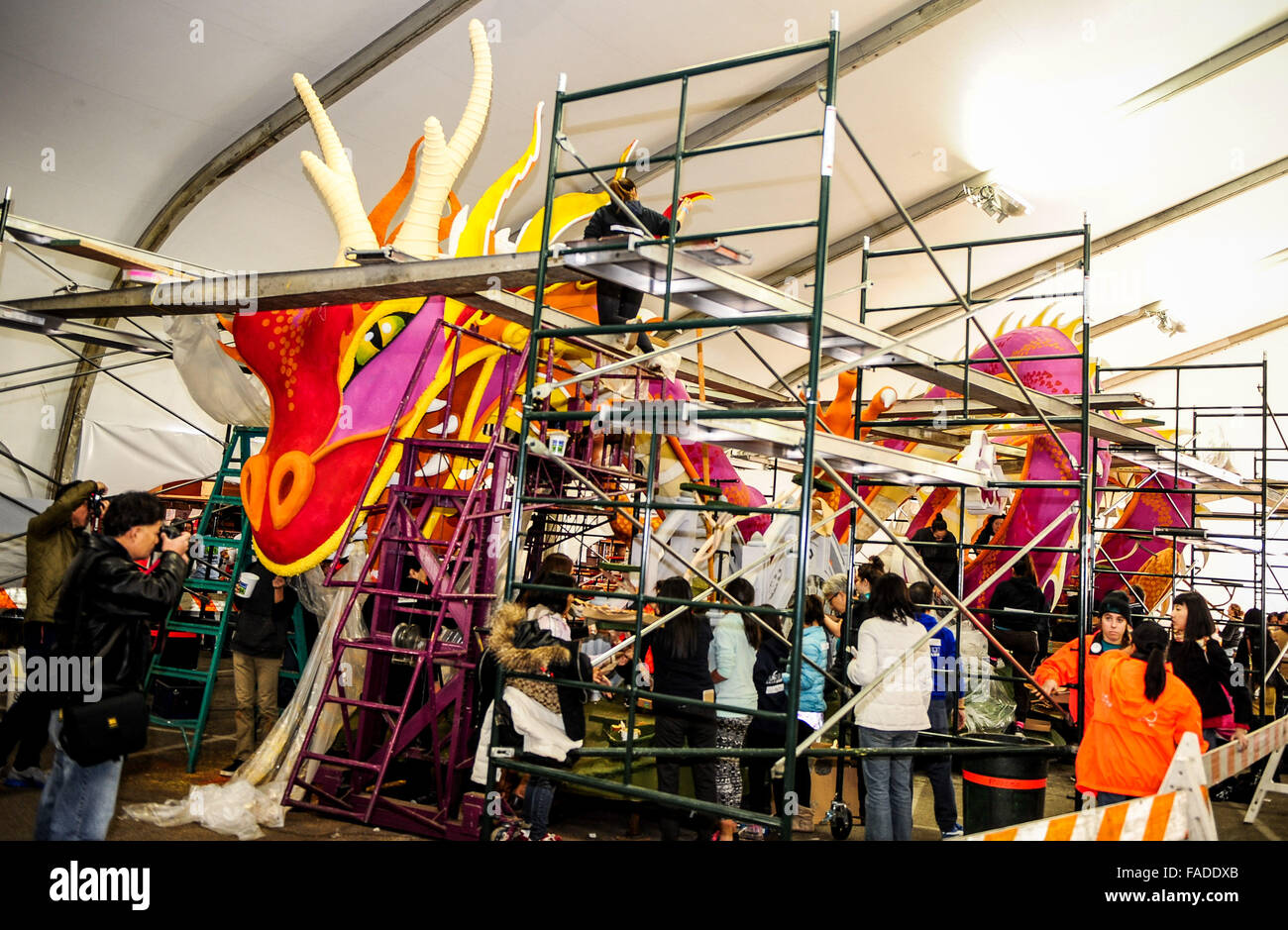 Los Angeles, USA. 27th Dec, 2015. Volunteers decorate the China float