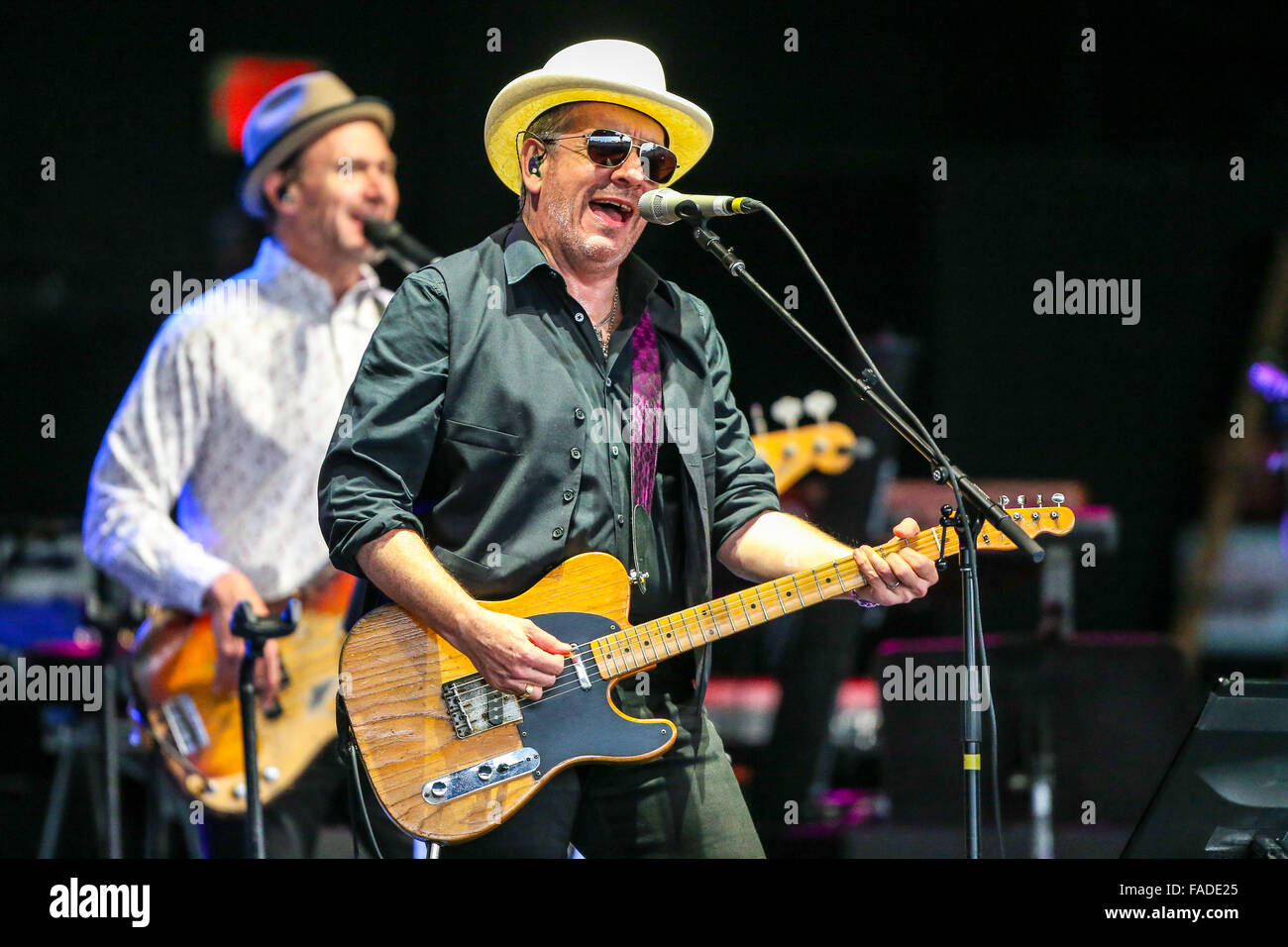 Elvis costello tour hi-res stock photography and images - Alamy