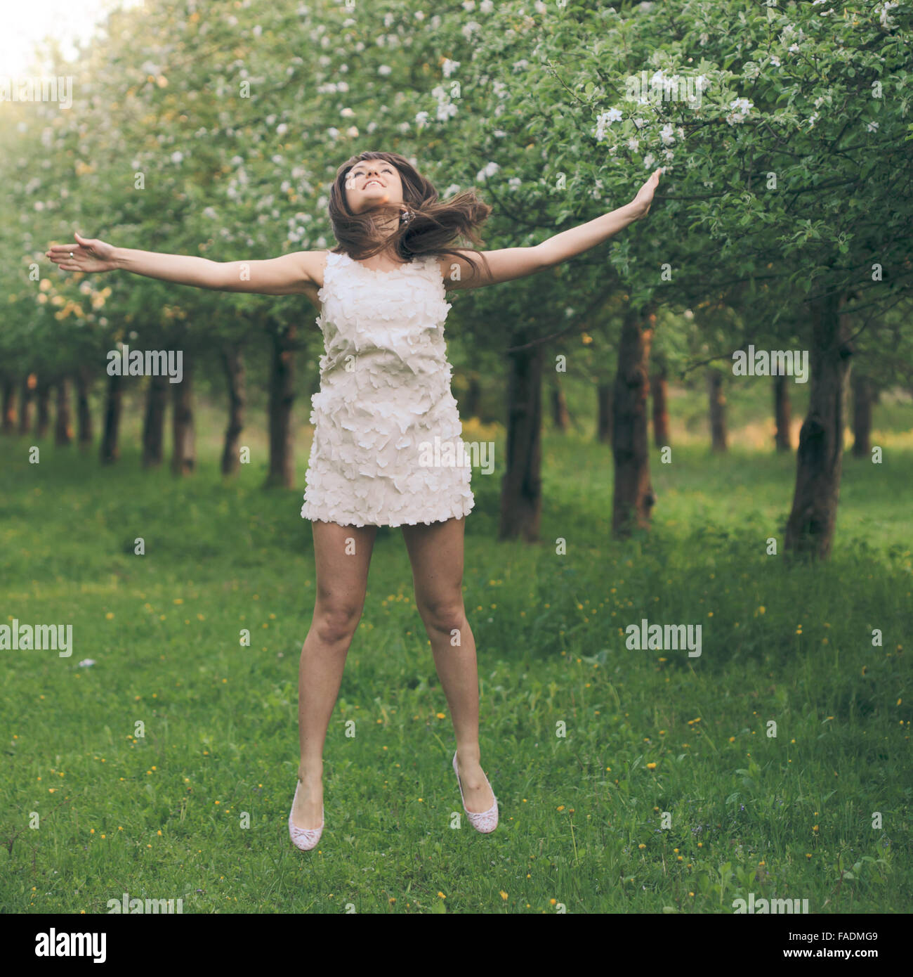 дети бегают босиком по траве. женские ноги в луже. прыгать босиком. оригинальные фотографии. девушка по лужам.