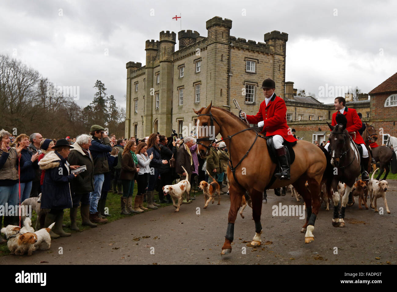 Members of the Old Surrey Burstow and West Kent Hunt depart Chiddingstone Castle for the annual Boxing Day hunt in Chiddingstone Stock Photo