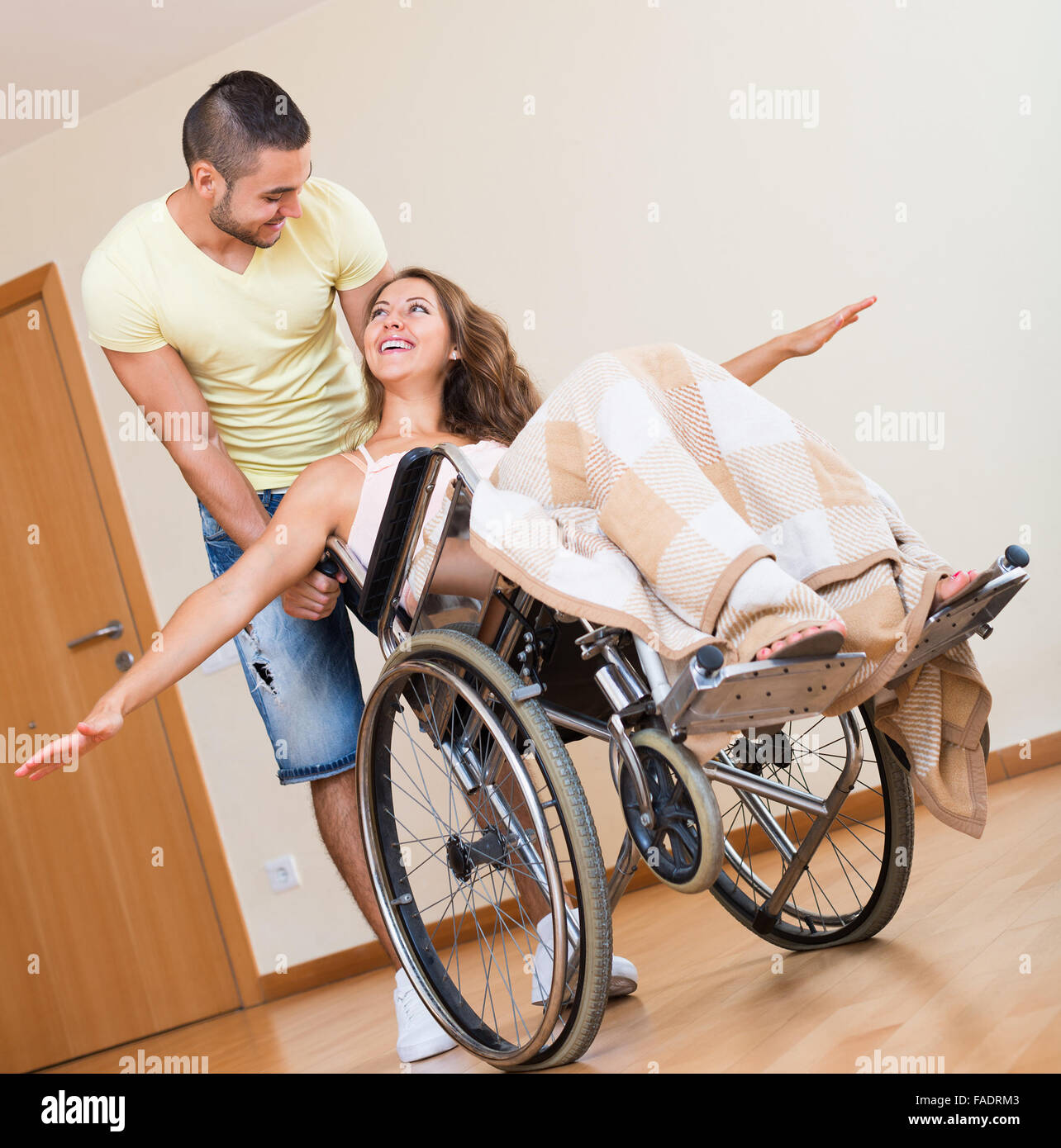 Жена инвалид первой группы. Пары на инвалидных колясках. Инвалид 1 группы. Семейные инвалиды на колясках. Муж и жена инвалид.