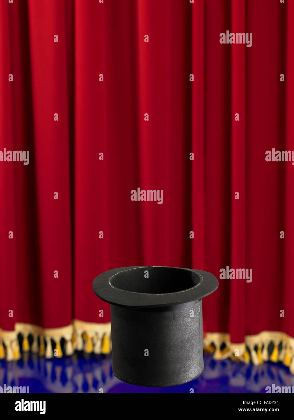 Magician empty top hat hi-res stock photography and images - Alamy