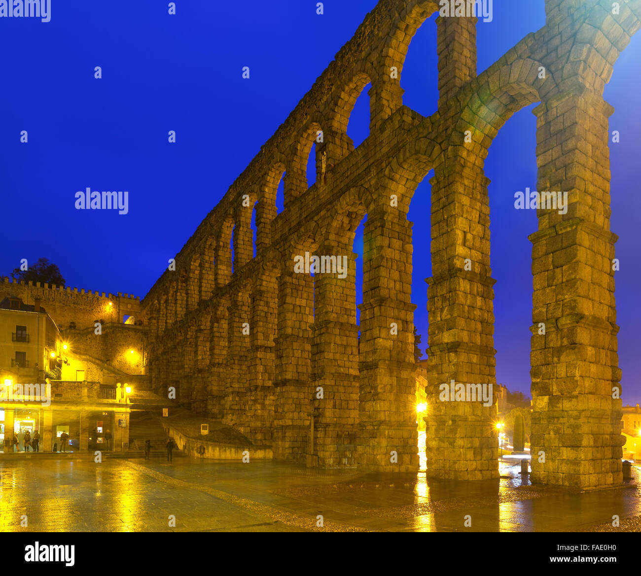 Roman Aqueduct of Segovia in night. Spain Stock Photo - Alamy