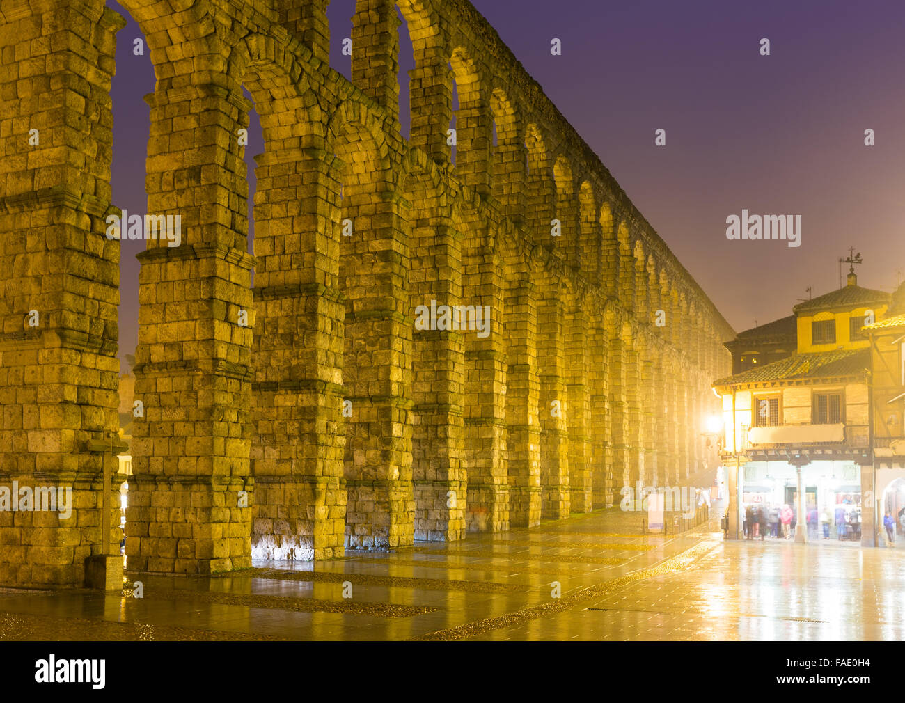 Night view of Roman Aqueduct of Segovia. Spain Stock Photo - Alamy