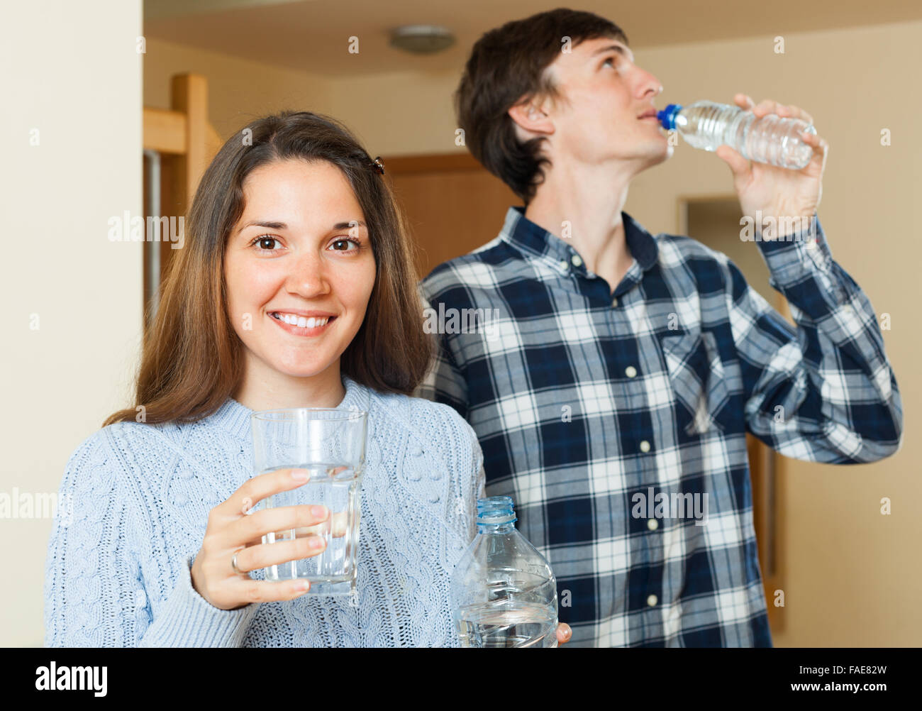 couple drinking clean water at home Stock Photo Alamy