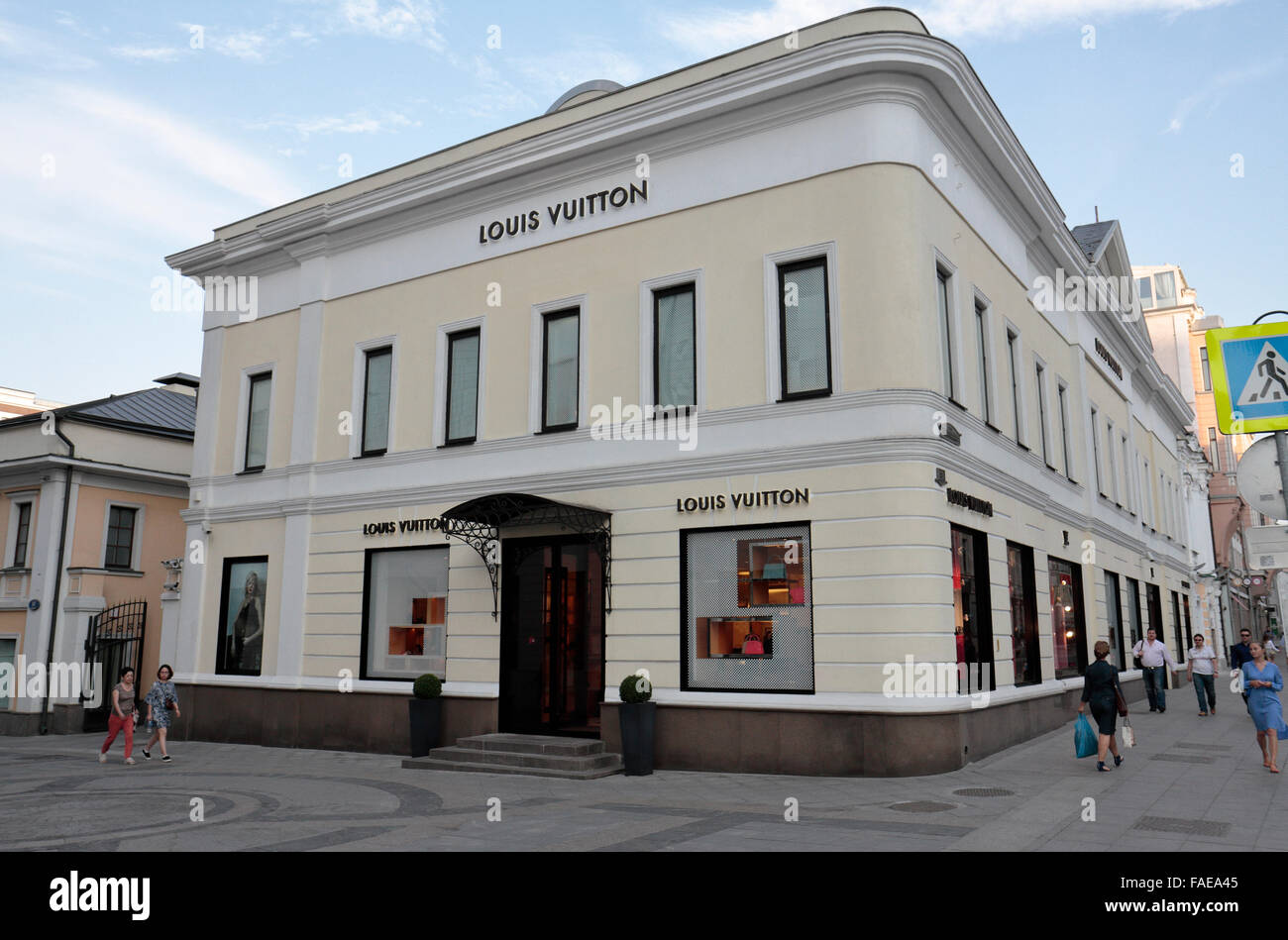 hensynsløs Hvad angår folk Kaptajn brie The Louis Vuitton shop on Stoleshnikov Pereulok or Stoleshnikov Lane,  Moscow, Russia Stock Photo - Alamy