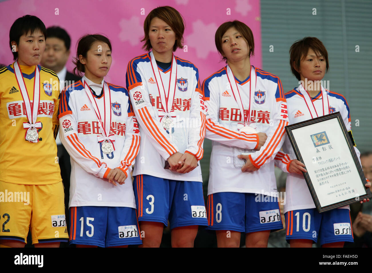W杯　写真集 L`EQUIPE La coupe du Monde Robert Vancea of JEF United Ichihara takes on Kentaro