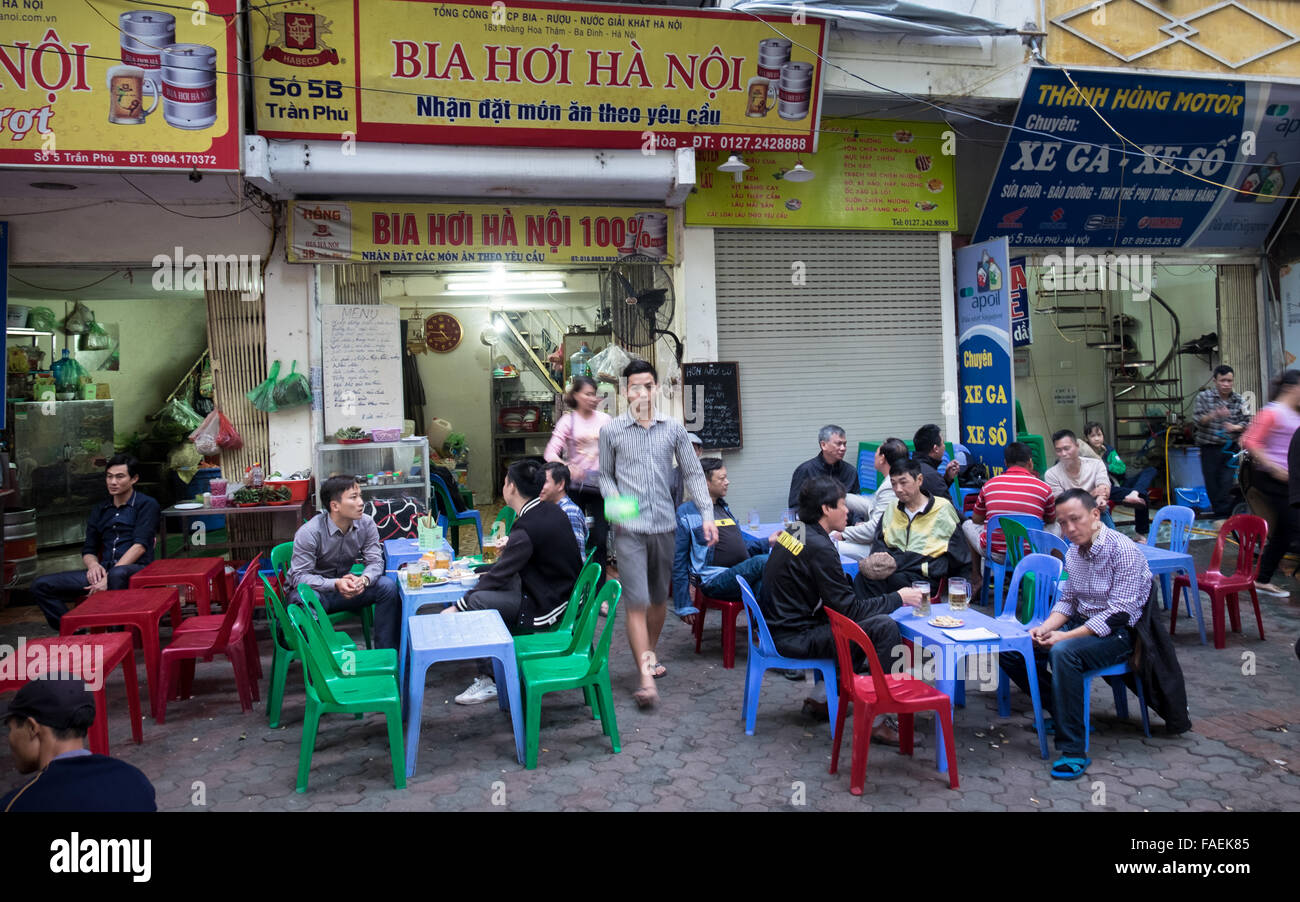 A glass of Bia Hoi Hanoi (Hanoi Fresh Beer) on Tran Phu Street in Hanoi's Old Quarter Stock Photo