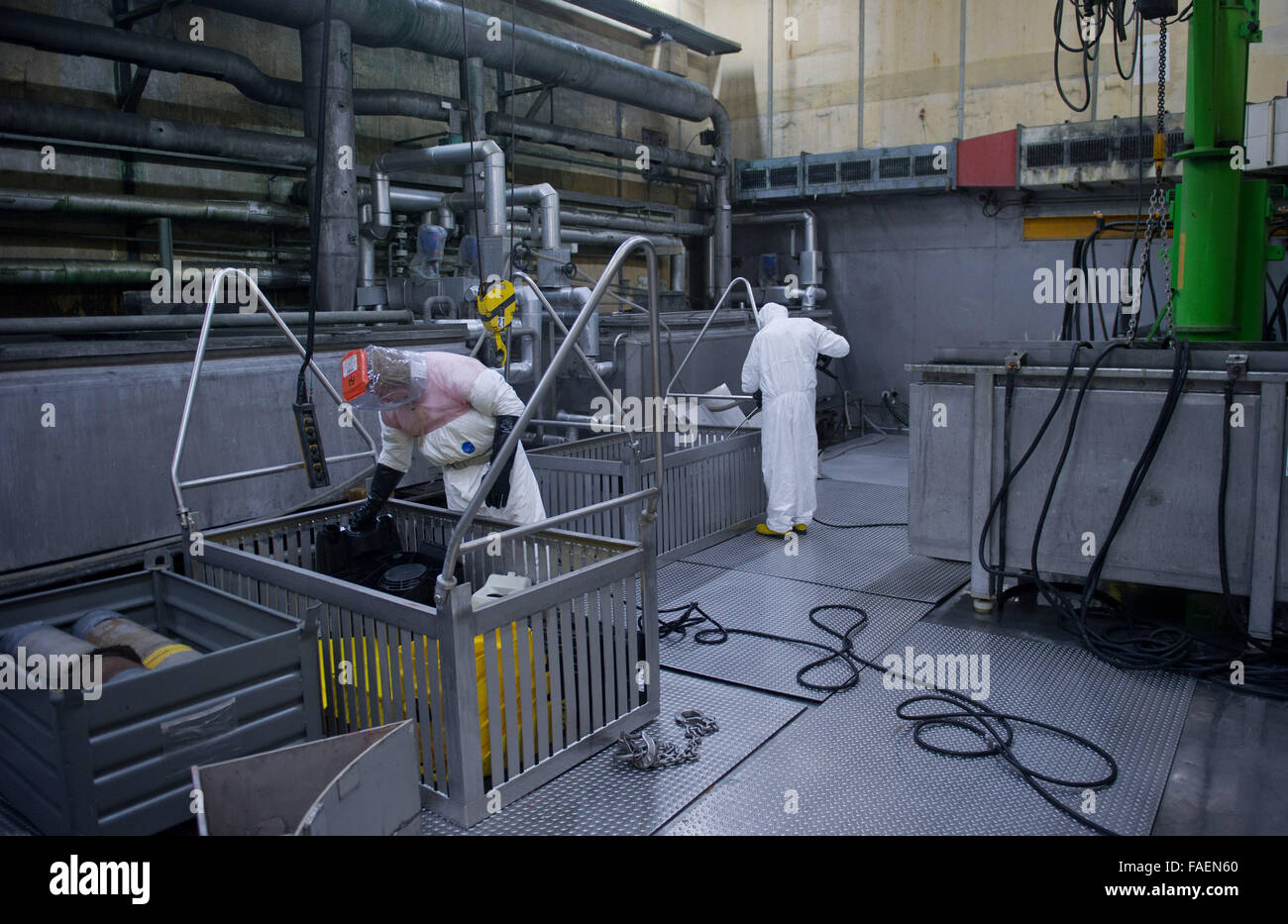 Lubmin, Germany. 16th Dec, 2015. Employees of Energiewerke Nord GmbH (EWN) clean a component of the former Bruno Leuschner nuclear power plant, in the conditioning and decontamination facility in Lubmin, Germany, 16 December 2015. The federally owned company Energiewerke Nord (EWN) will expedite the dismantling of the nuclear power plants decommissioned in 1990 located in Lubmin and Rheinsberg respectively. Photo: STEFAN SAUER/dpa/Alamy Live News Stock Photo