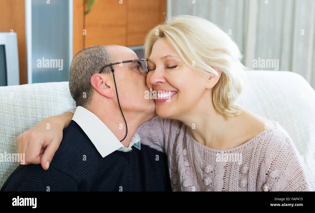 Две девушки ругаются. Мужчина средних лет. Мужчина и женщина. Счастливые мужчина и женщина. Зрелые мужчины и девочки.