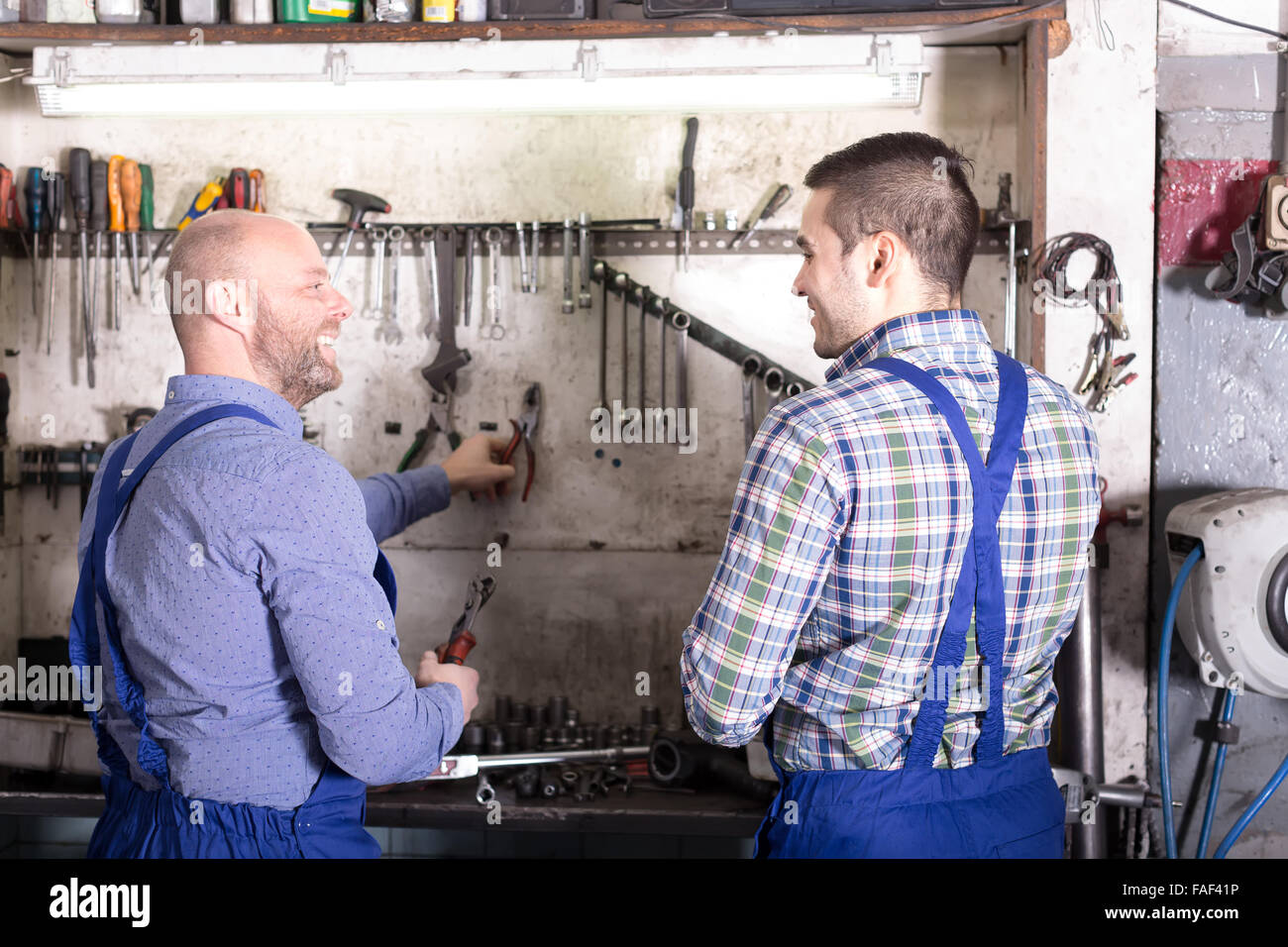 Two servicemen in uniform hi-res stock photography and images - Alamy