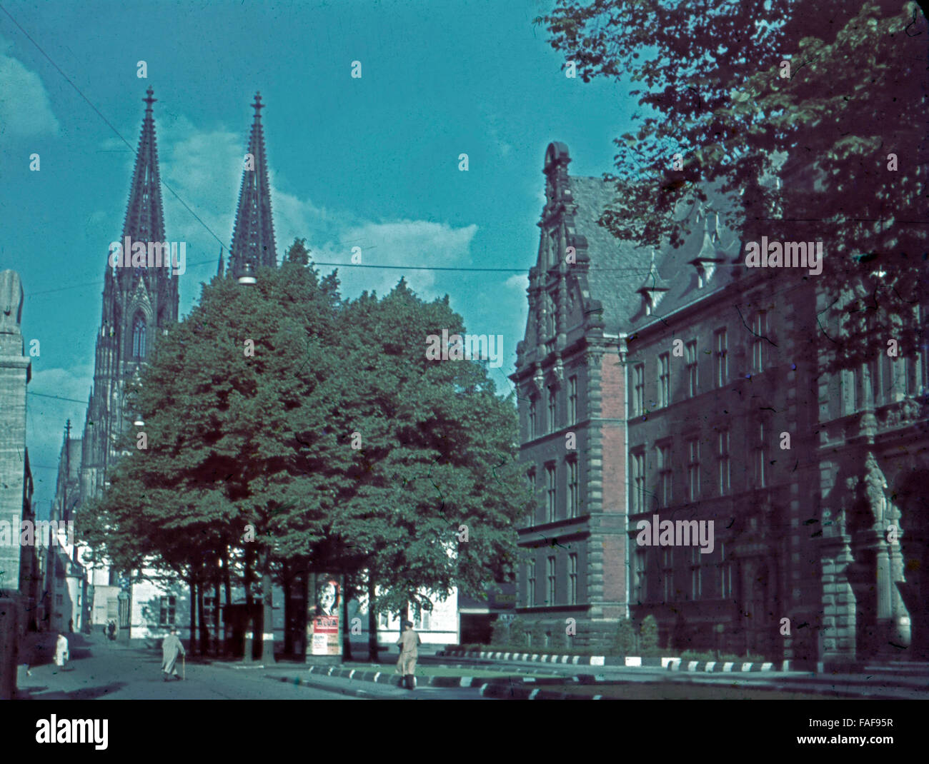 Blick auf den Dom in Köln von der Burgmauer, dem Römerbrunnen und dem Zeughaus (rechts) gesehen, Deutschland 1950er Jahre. View to the cathedral at Cologne, from Burgmauer street, Roman fountain (left) and arsenal (right), Germany 1950s. Stock Photo