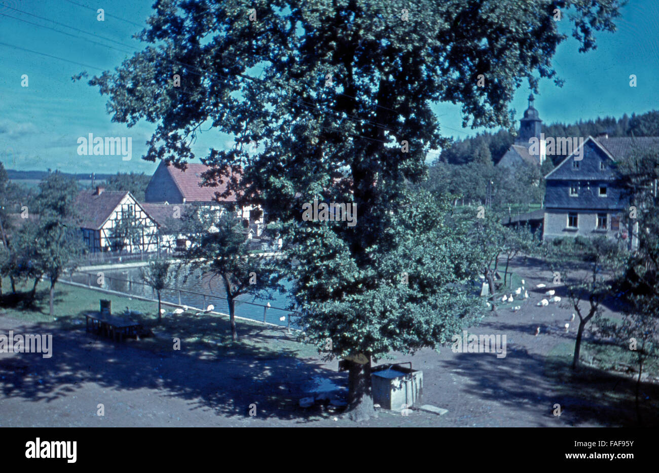 Dorfmittelpunkt mit Brunnen im Dorf Traun in Thüringen, Deutschland 1930er Jahre. Centre of the village Traun Thuringia with well, Germany 1930s. Stock Photo