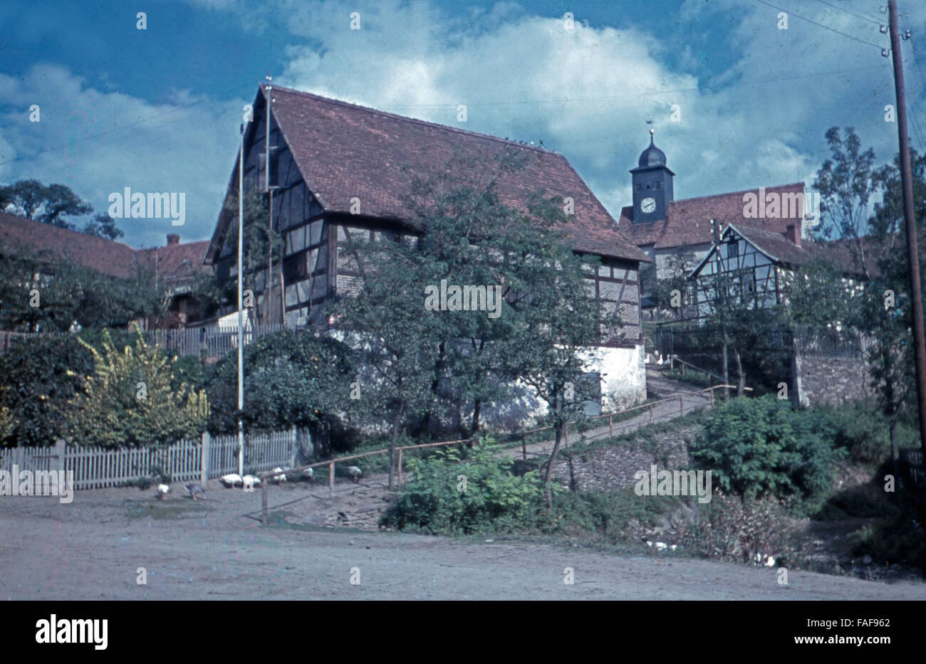 Fachwerkhaus und Kirche im Dorf Weltwitz in Thüringen, Deutschland 1930er Jahre. Timbered house and church of the village Weltwitz in Thuringia, Germany 1930s. Stock Photo