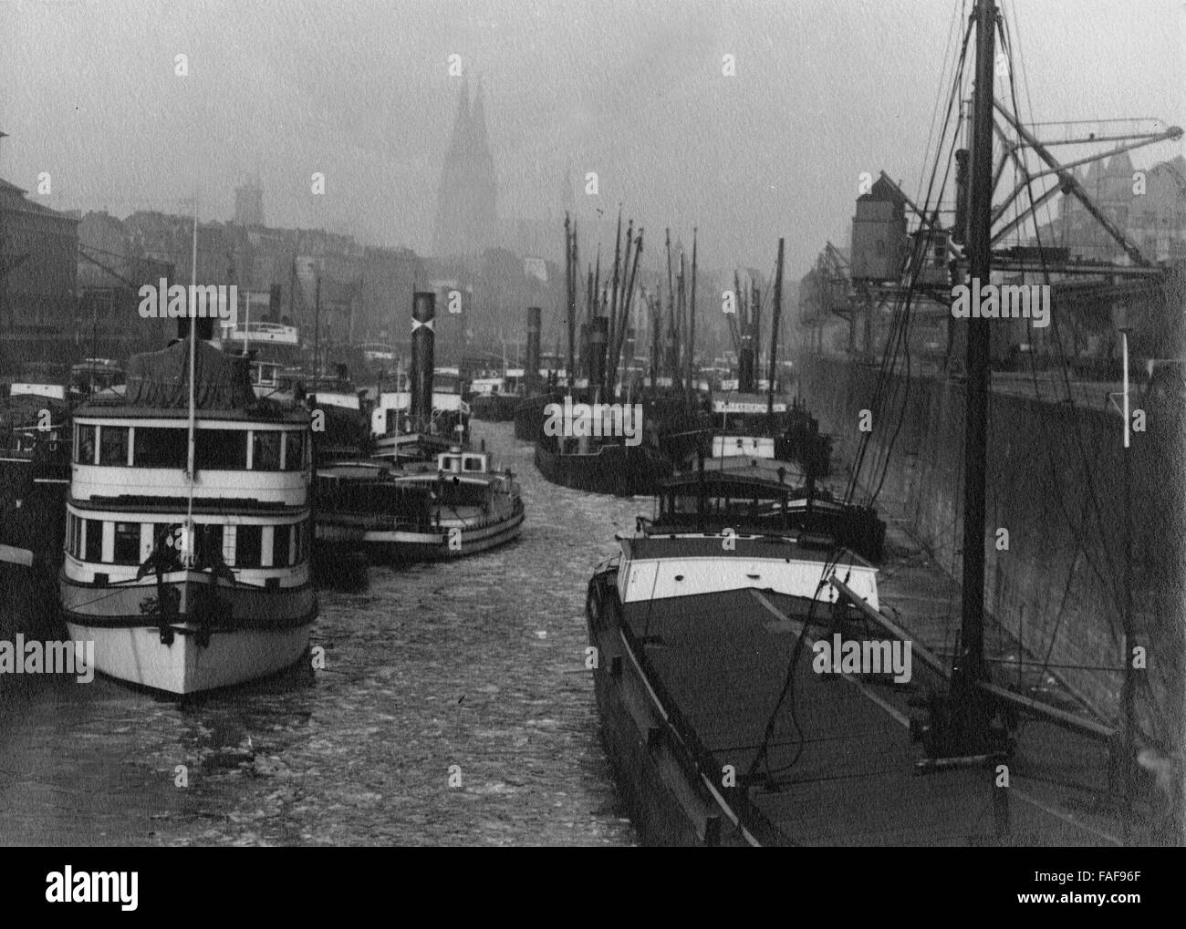 Blick vom vereisten Rheinauhafen auf den Dom in Köln, Deutschland 1920er Jahre. View from frozen Rheinauhafen harbor to Cologne cathedral, Germany 1920s. Stock Photo
