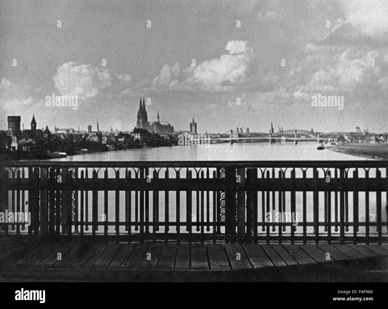 Blick von der Südbrücke auf die Stadt Köln und den Rhein, Deutschland 1920er Jahre. View from Suedbruecke bridge to the city of Cologne, Germany 1920s. Stock Photo