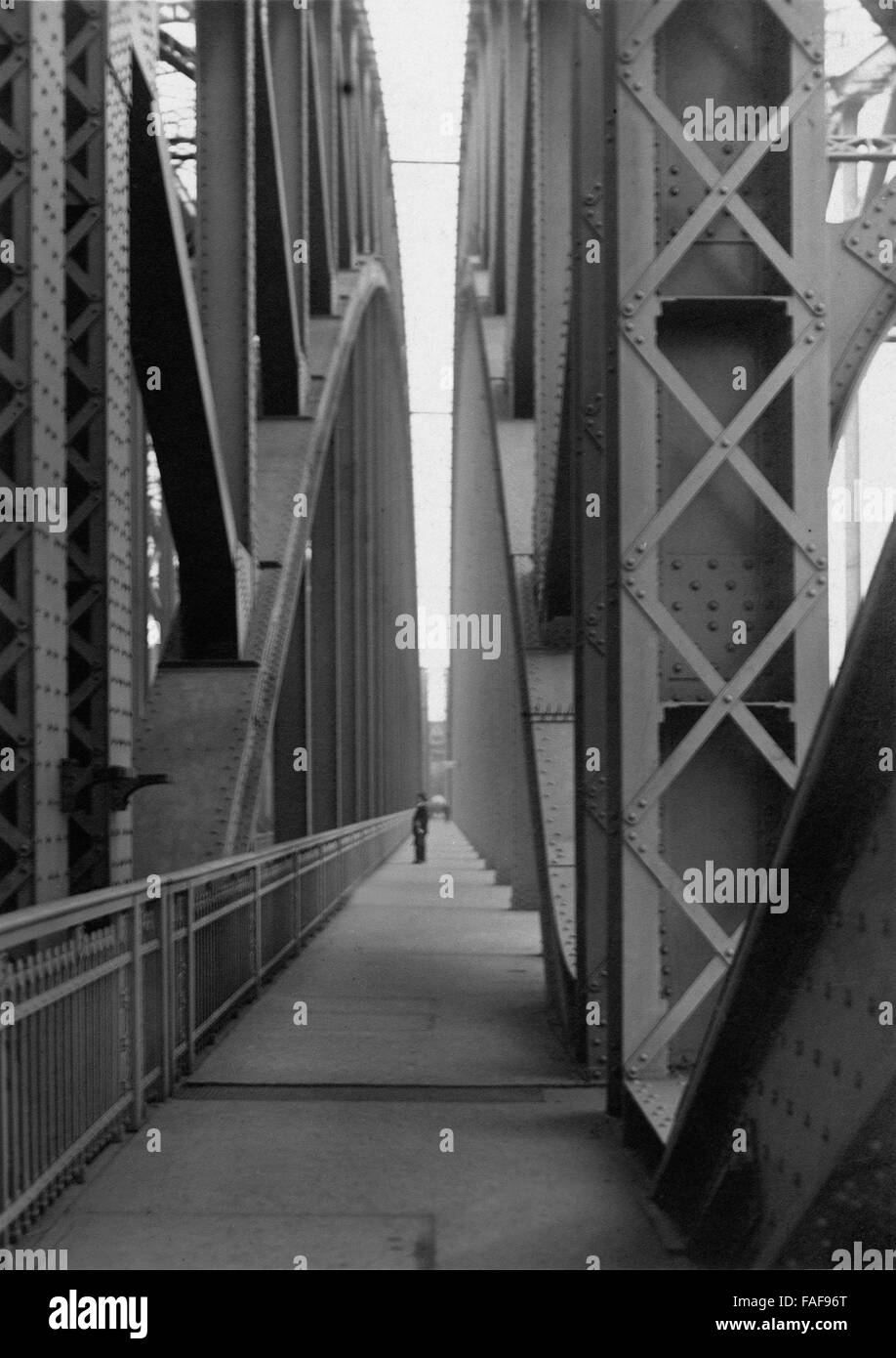 Blick durch die Stahlkonstruktion der Hohenzollernbrücke in Köln, Deutschland 1920er Jahre. View through the steel arches of the Hohenzollernbruecke bridge at Cologne, Germany 1920s. Stock Photo
