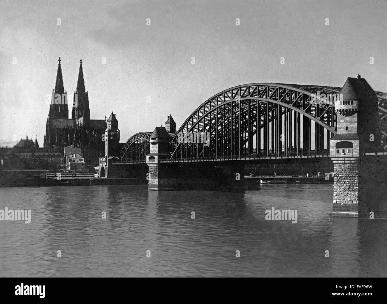 Blick von Deutz auf die Hohenzollernbrücke und den Hohen Dom zu Köln, Deutschland 1920er Jahre. View from Deutz to Hohenzollernbruecke bridge and Cologne cathedral, Germany 1920s. Stock Photo