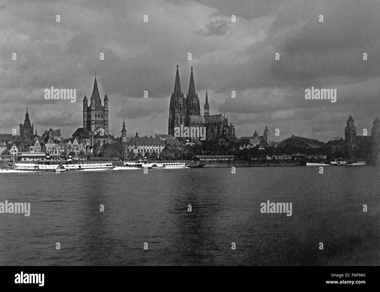 Blick von den Hindenburgbrücke auf das Panorama von Köln, Deutschland 1920er Jahre. View from Hindenburgbruecke bridge to the Cologne skyline, Germany 1920s. Stock Photo