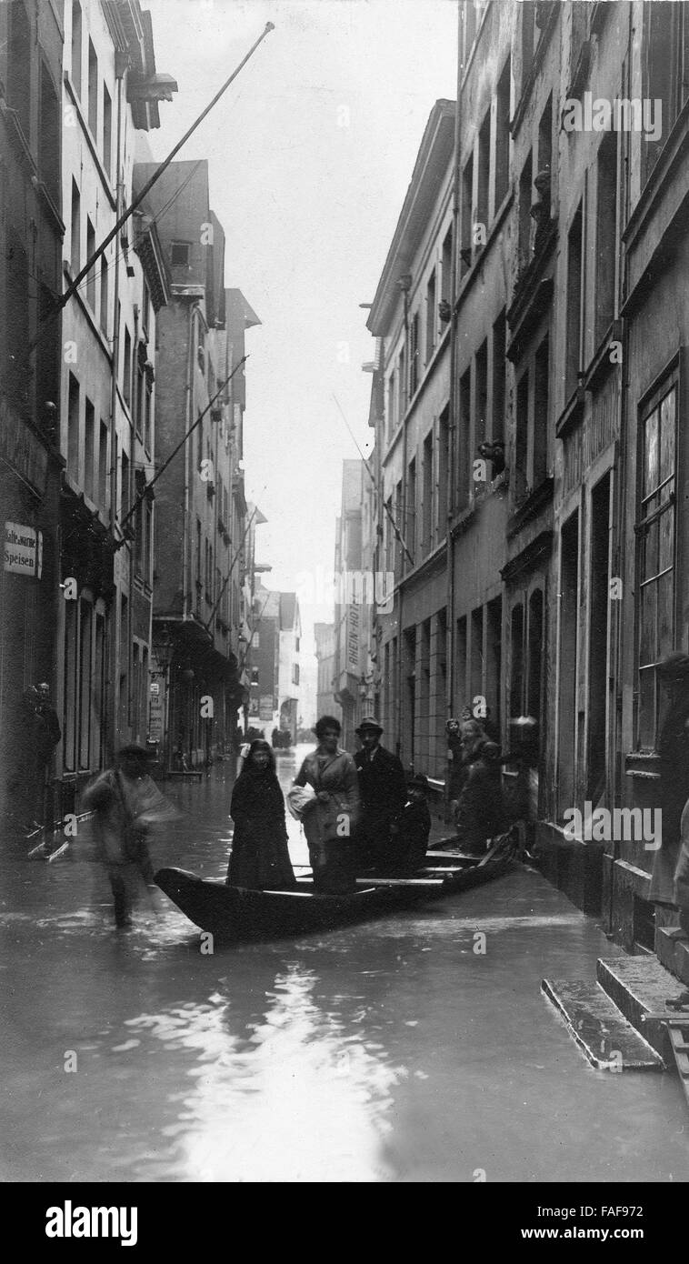 Mit dem Boot durch die überschwemmten Gassen der Altstadt, hier an der Frankenwerft, während des Hochwassers in Köln im Januar 1926, Deutschland 1920er Jahre. On the way by boat through the lanes of Cologne old city during the flood in January 1926, Germany 1920s. Stock Photo