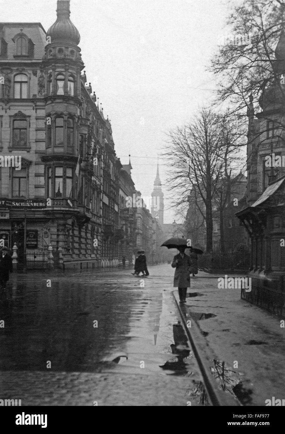 Die Ecke Sachsenring und Metzerstraße in Köln während eines Regenschauers, Deutschland 1920er Jahre. The corner of Sachsenring and Metzerstrasse street at Cologne during a rain shower, Germany 1920s. Stock Photo