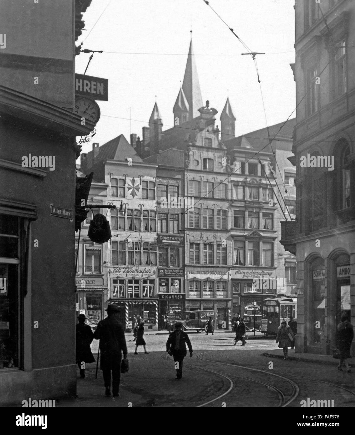 Blick von Unter Taschenmacher auf den Alter Markt in der Altstadt von Köln, Deutschland 1920er Jahre. View from Unter Taschenmacher lane to Alter Markt market in the old city of Cologne, Germany 1920s. Stock Photo
