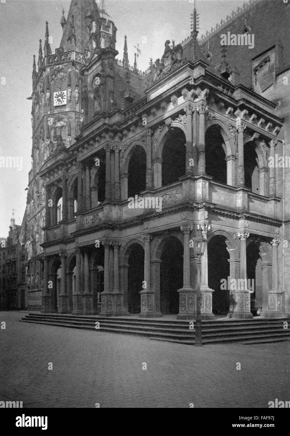 Das historische Rathaus in Köln von der Portalsgasse aus gesehen, Deutschland 1920er Jahre. Historic city hall of Cologne, seen from Portalsgasse lane, Germany 1920s. Stock Photo