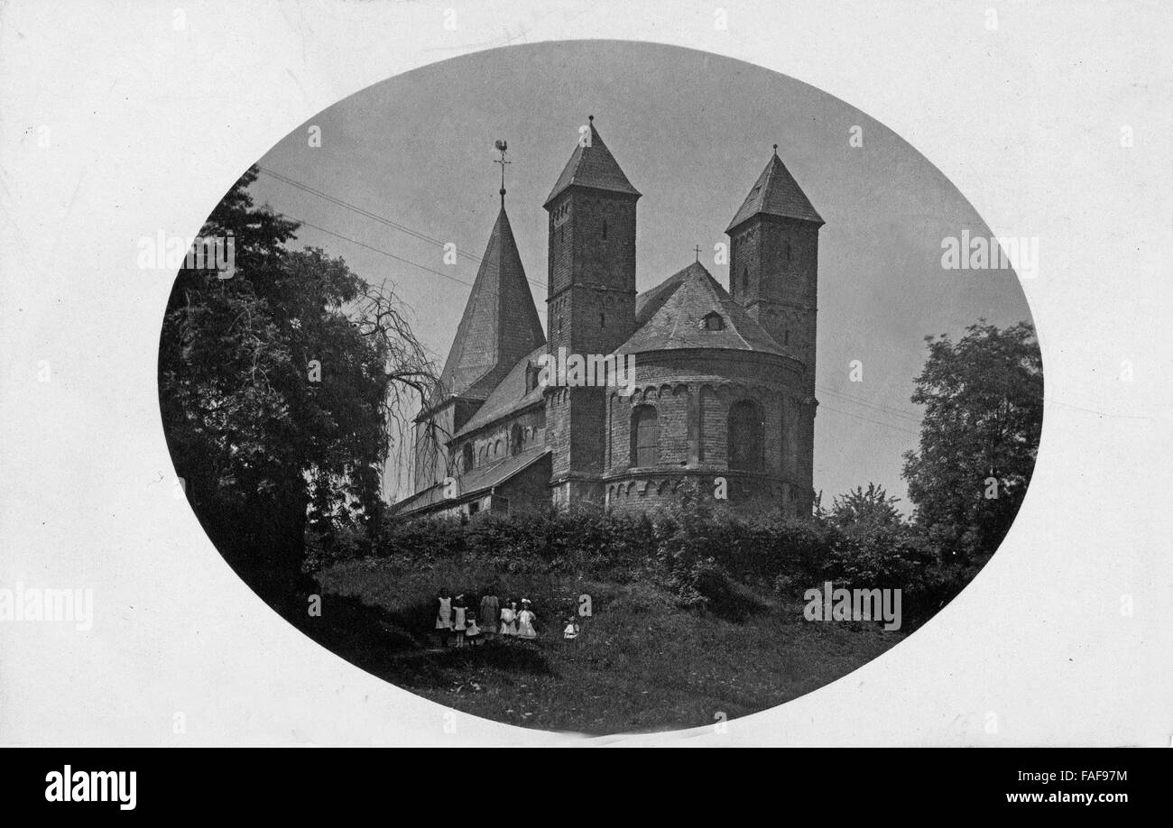 Die Pfarrkirche St. Amandus in Köln Niederkassel, Deutschland 1920er Jahre. St. Amandus' church at Niederkassel near Cologne, Germany 1920s. Stock Photo