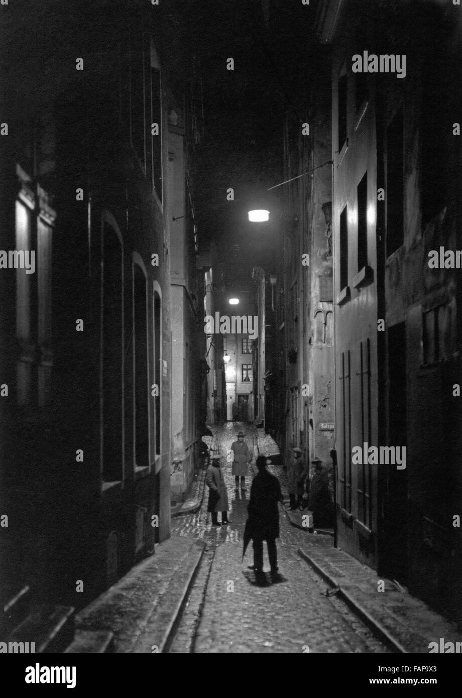 Blick in die Gasse Auf dem Rothenberg in der Altstadt von Köln bei Nacht, Deutschland 1920er Jahre. View to Auf dem Rothenberg lane at the old city of Cologne by night, Germany 1920s. Stock Photo