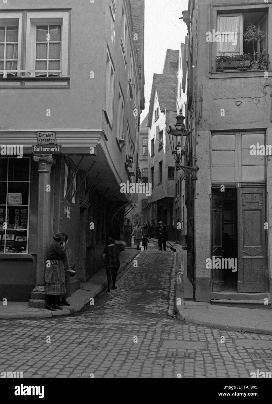Blick vom Buttermarkt in die Lintgasse in der Altstadt von Köln, Deutschland 1920er Jahre. View from Buttermarkt to Lintgasse lane at the old city of Cologne, Germany 1920s. Stock Photo