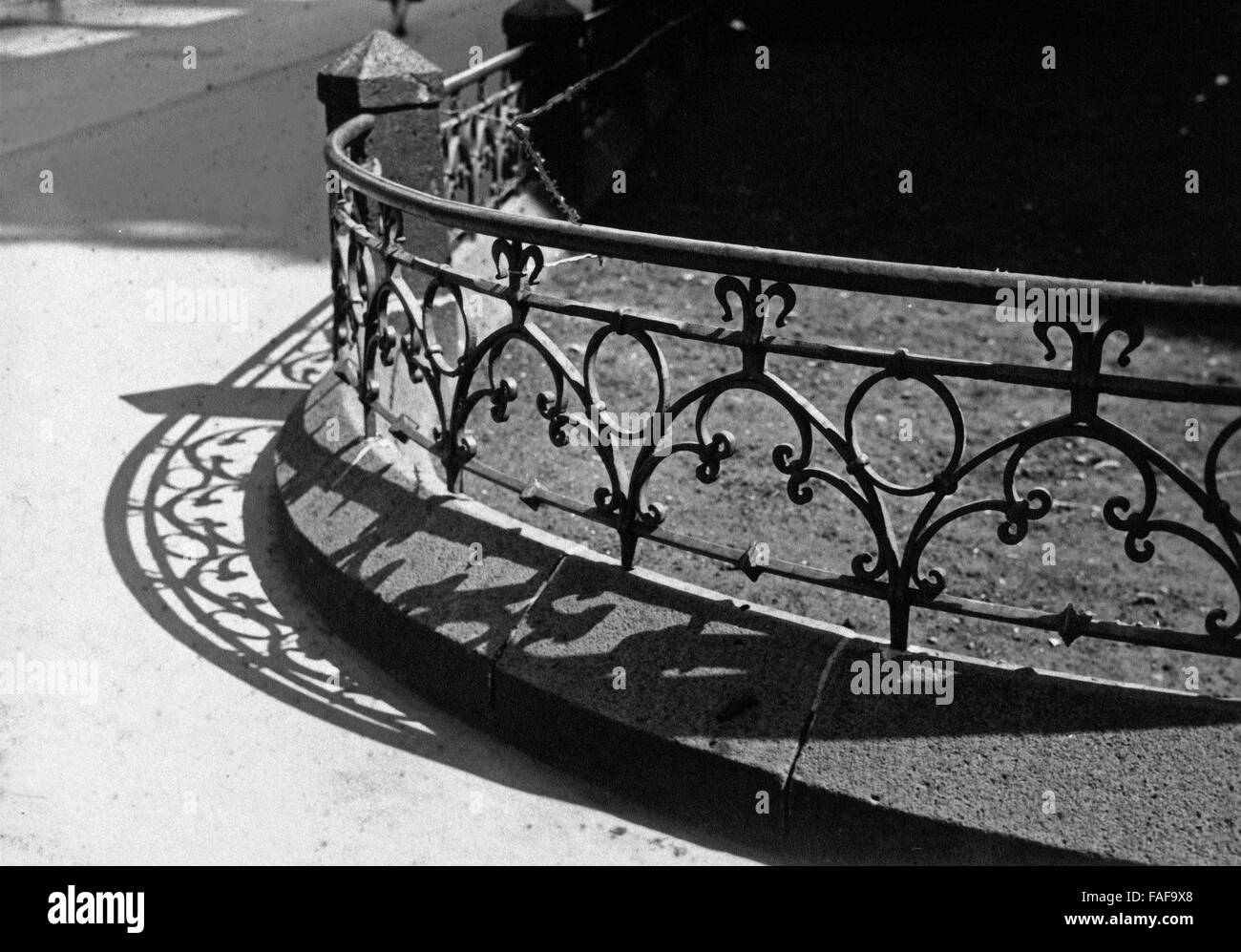 Zaun einer Grünanlage auf dem Hansaring in Köln, Deutschland 1920er Jahre. Fence of a green area at Hansaring avenue at the city of Cologne, Germany 1920s. Stock Photo