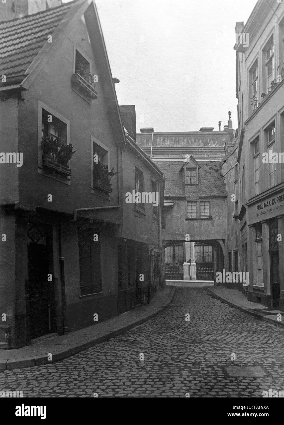 Blick in die Martinsgasse in der Altstadt von Köln, Deutschland 1920er Jahre. View to Martinsgasse lane at the old city of Cologne, Germany 1920s. Stock Photo