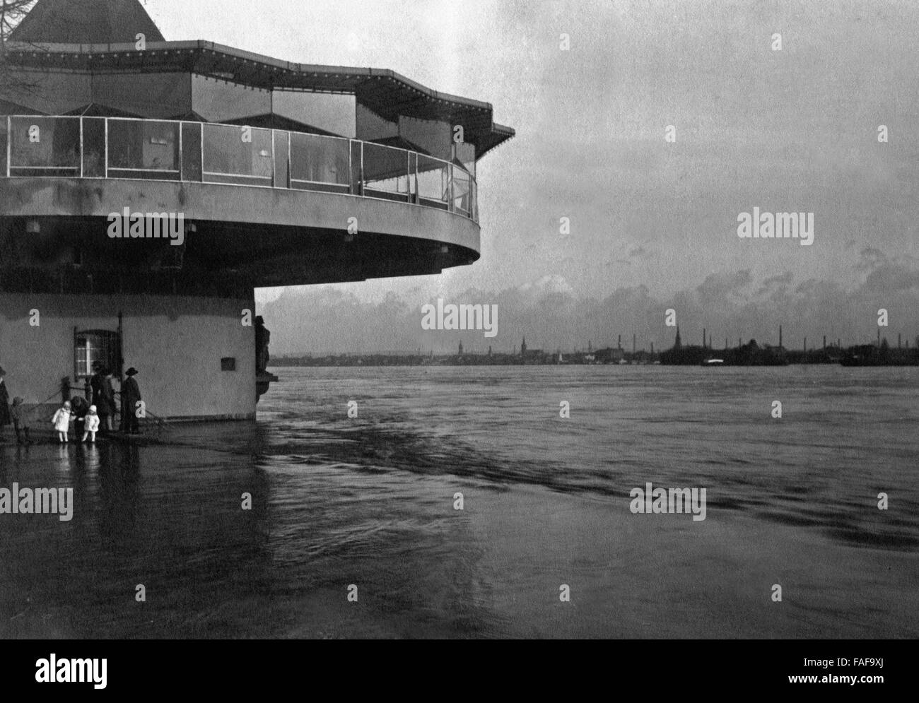 Die Bastei in Köln während des Hochwassers im Januar 1926, Deutschland 1920er Jahre. Restaurant 'Bastei' at Cologne during the flood in January 1926, Germany 1920s. Stock Photo