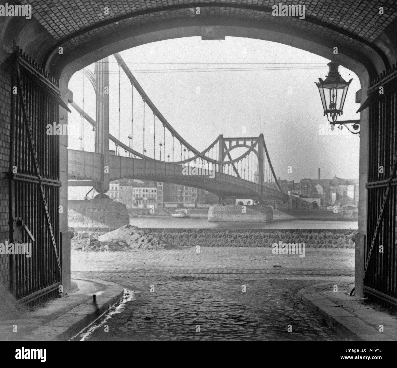 Blick von einem Tor der alten Markthalle auf die Hindenburgbrücke und das Rheinufer in Köln Deutz, Deutschland 1920er Jahre. View from a gate of the old market hall to the Hindenburgbruecke bridge and the shore of Cologne Deutz, Germany 1920s. Stock Photo