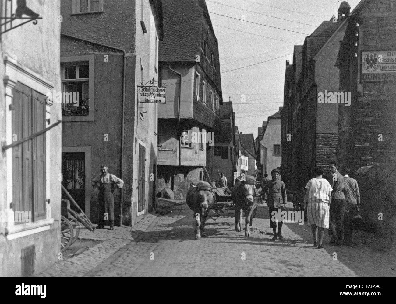 Blick in die geschäftige Winkelstraße in Enkirch an der Mosel, Deutschland 1930er Jahre. View to a busy street at Enkirch at river Moselle, Germany 1930s. Stock Photo