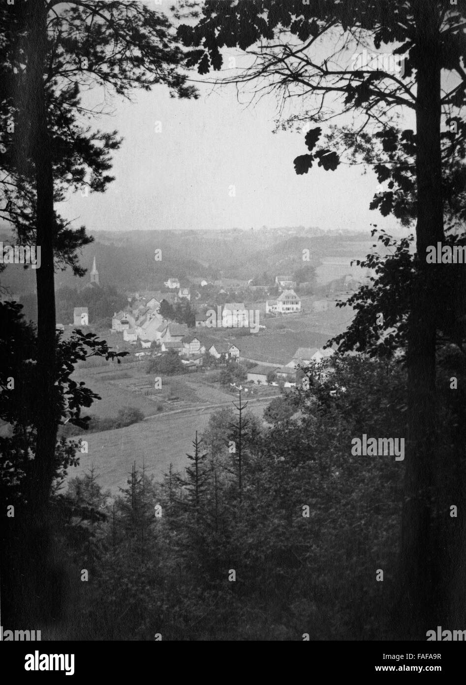 Blick auf die Gemeine Neustadt an der Wied, Deutschland 1930er Jahre. View to the town of Neustadt at river Wied, Germany 1930s. Stock Photo