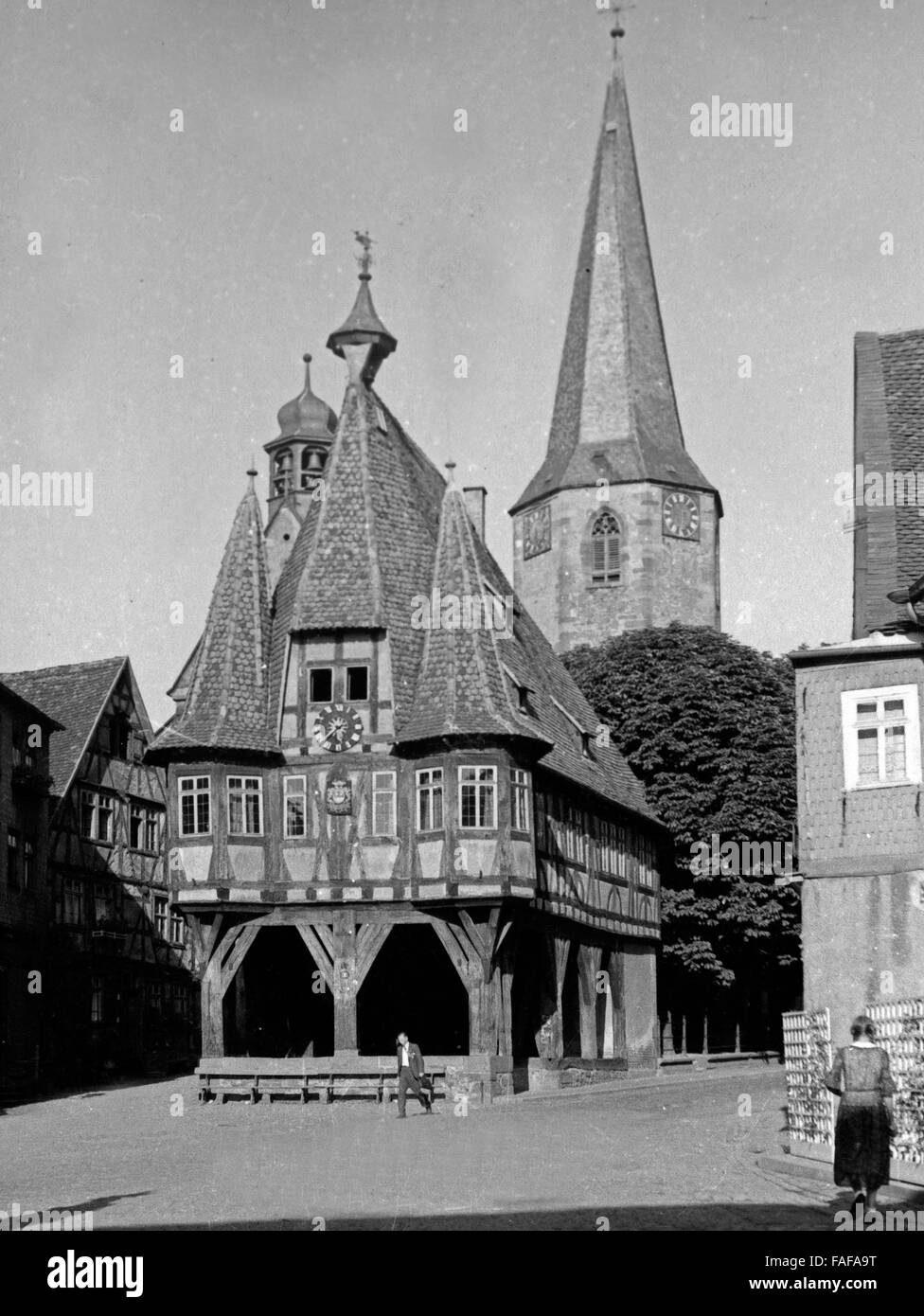 Rathaus und Kirche in Michelstadt im Odenwald, Deutschland 1930er Jahre. Town hall and church at Michelstadt at the Odenwald region, Germany 1930s. Stock Photo