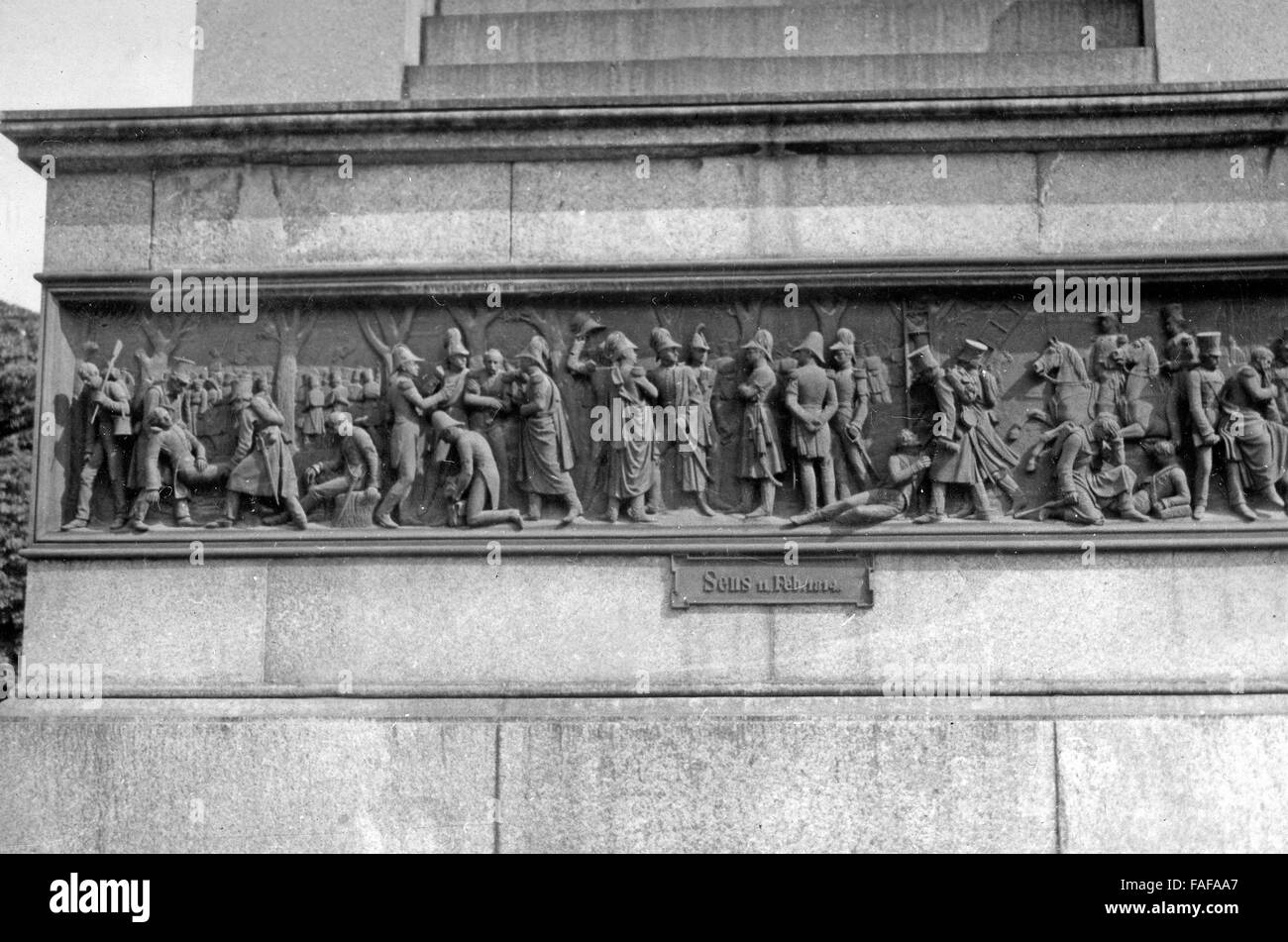 Relief der Schlacht bei Sens in Frankreich am 11. Februar 1814 auf der Siegessäule in Stuttgart, Deutschland 1930er Jahre. Relief of the battle of Sens in France on February 11th, 1814, at the victory column at Stuttgart, Germany 1930s. Stock Photo