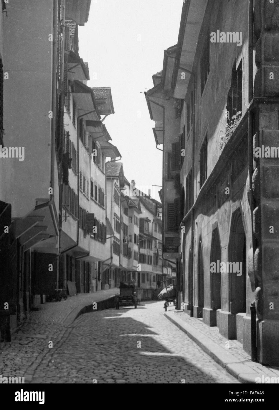Blick in eine Straße in der Stadt Zug in der Schweiz, 1930er Jahre. View to a street at the city of Zug, Switzerland 1930s. Stock Photo