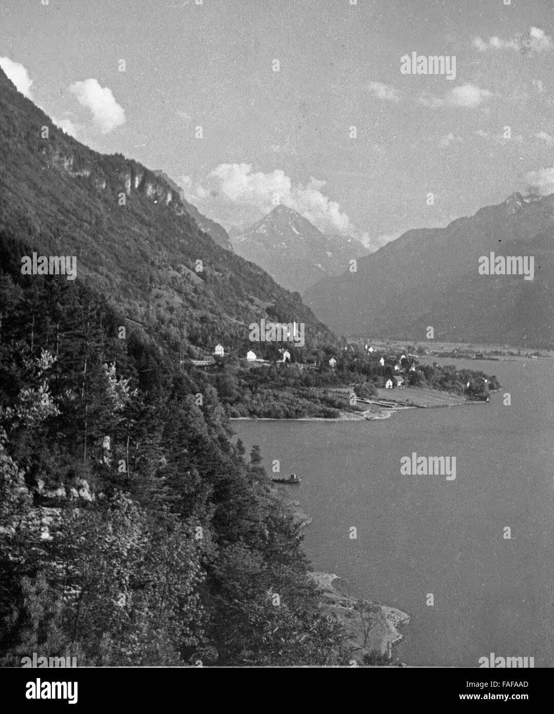 Blick auf Flüelen im Kanton Uri in der Schweiz, 1930er Jahre. View to Fluelen at Uri canton, Switzerland 1930s. Stock Photo